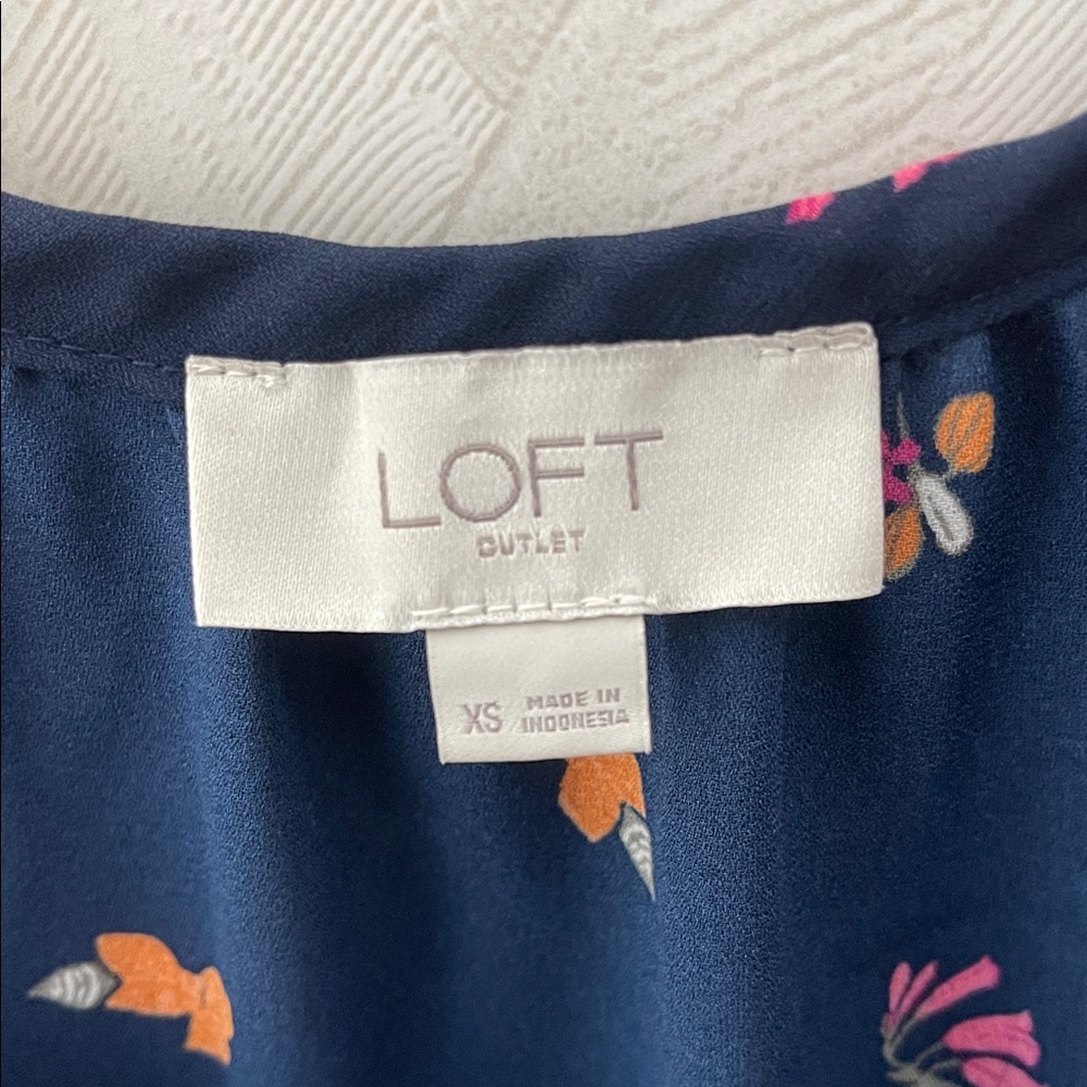 🆕 ❤️ LOFT Dark Blue Floral Blouse Size XS - Picture 4 of 4